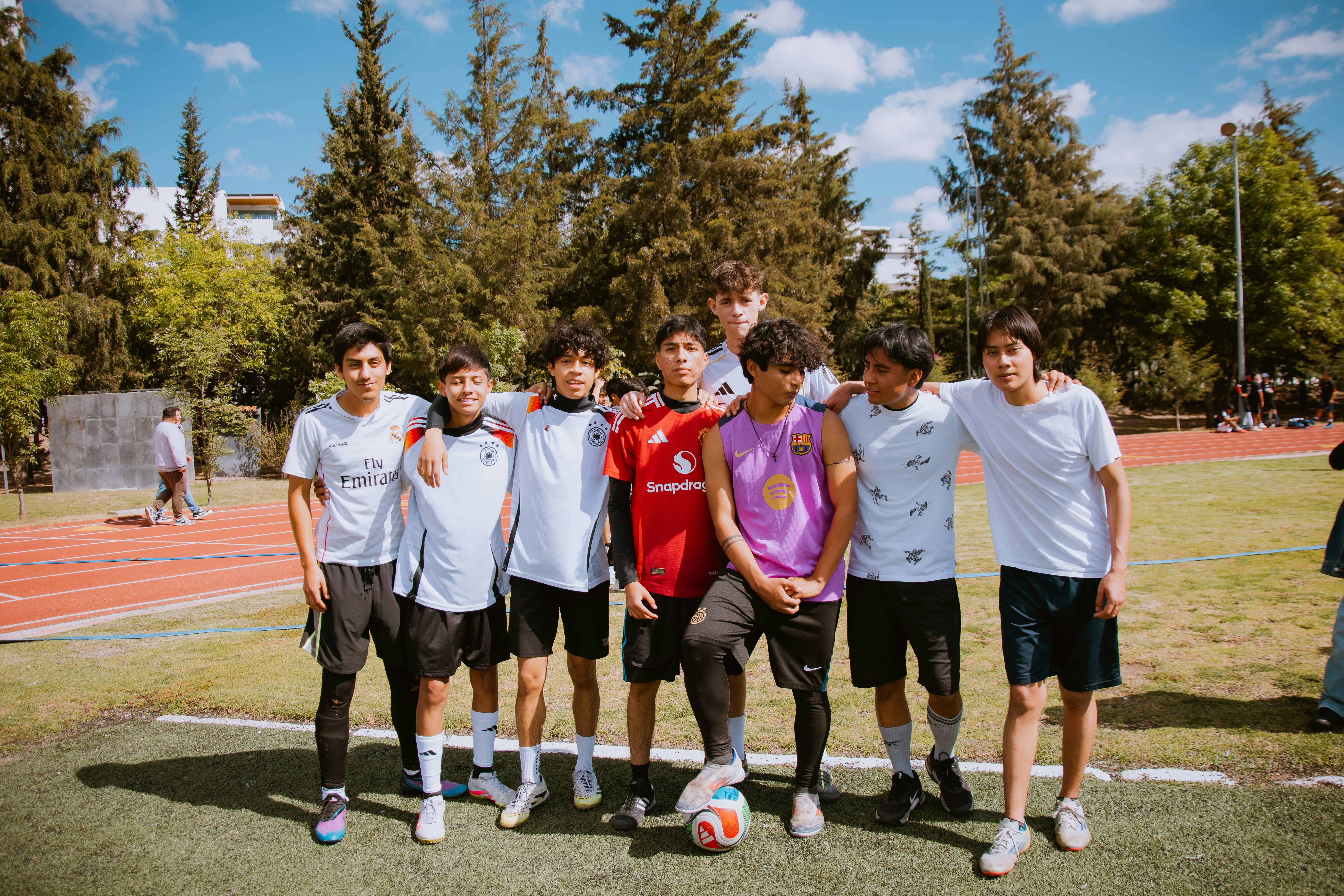 在海边的日子也太快乐了吧 可以潜水看海龟和鲨鱼宝宝还有好看的珊瑚 可以和朋友们一起打排球和飞盘 夜晚吹着海风喝酒吃烧烤 除了晒的黑了很多点 我永远热爱大海